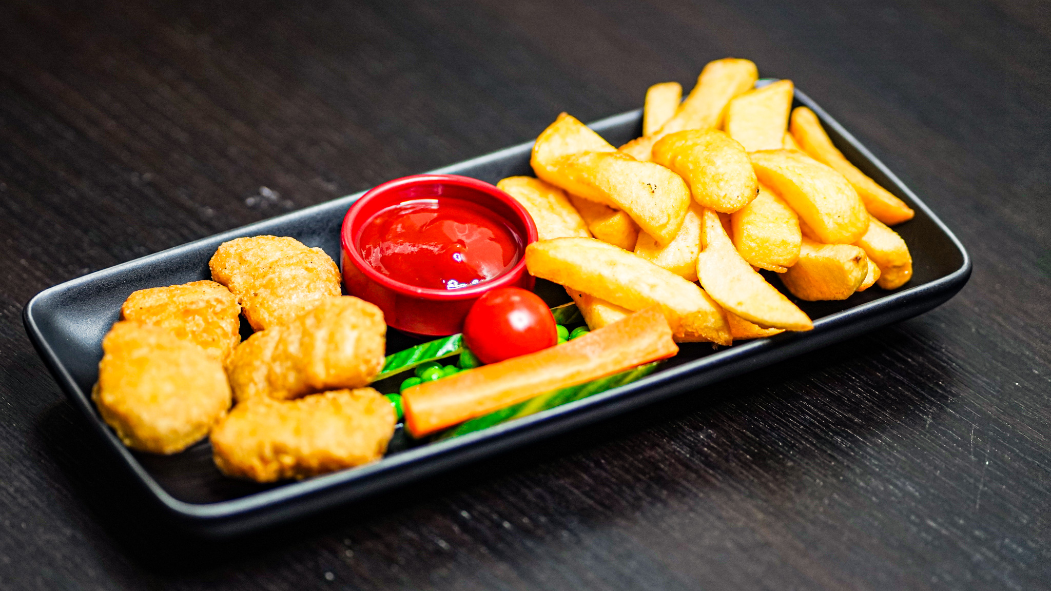 Kids Chicken Nuggets 5 Pcs and Chips